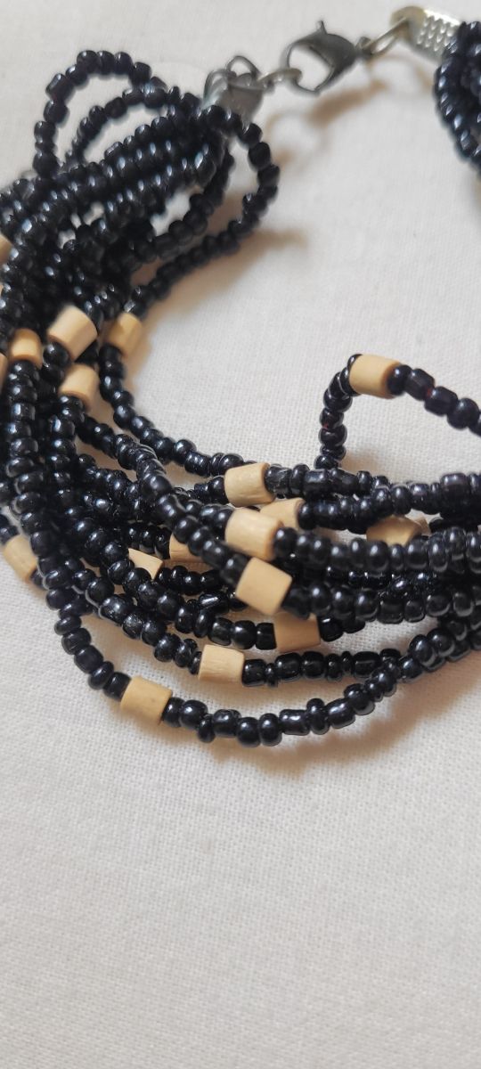 Bracciale nero con tocco marrone