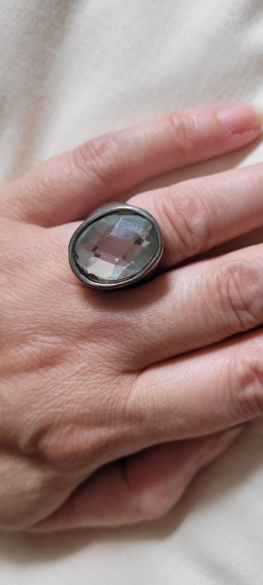 Anello molto bello, ma grande.