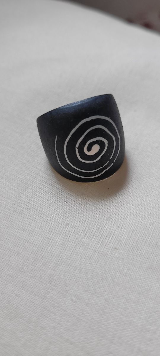 Anello in legno nero