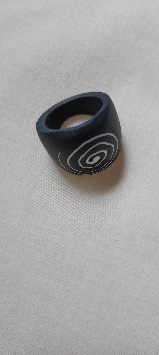 Anello in legno nero