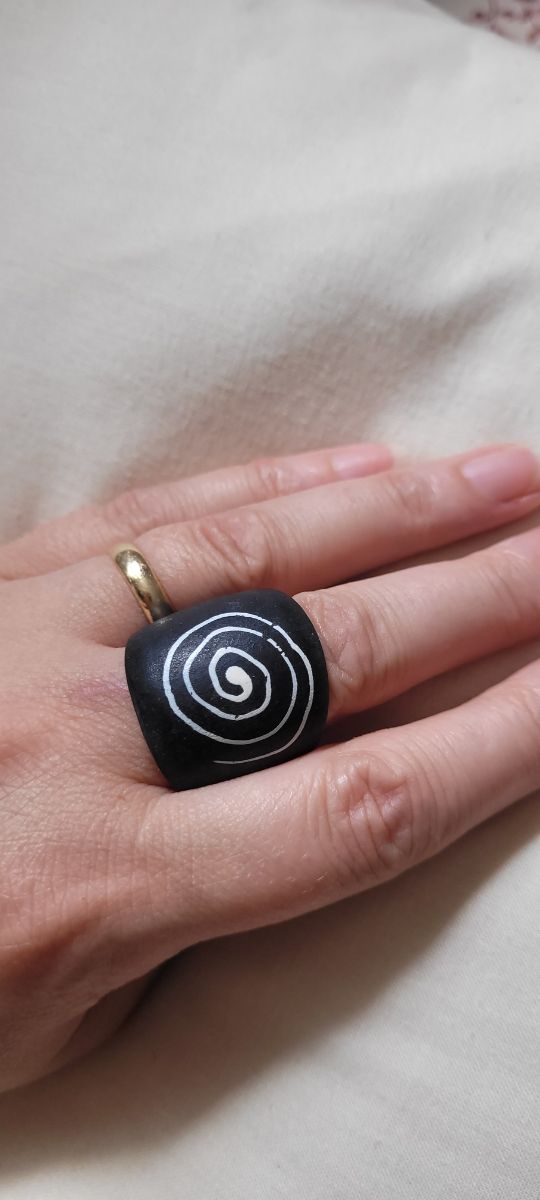 Anello in legno nero