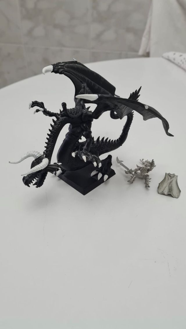 Rey brujo Malekith con Seraphon