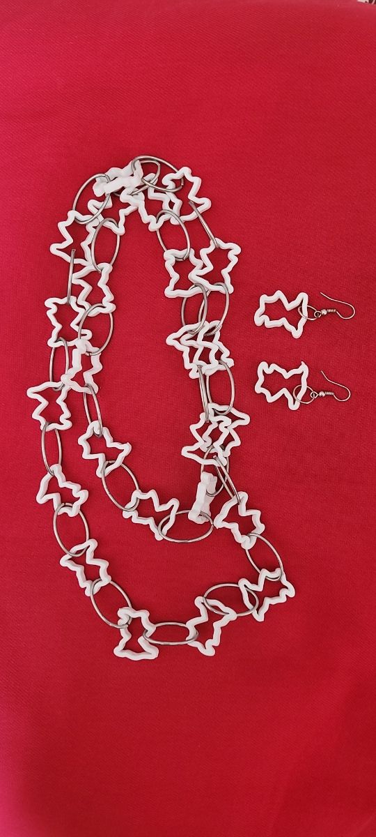 Collana e orecchini in plastica a tema Tous