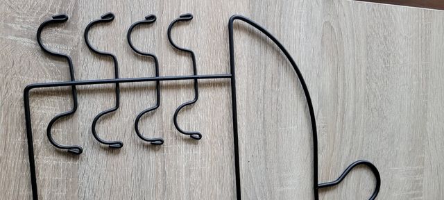 Appendino in metallo, portato dagli Stati Uniti. Inutilizzato.