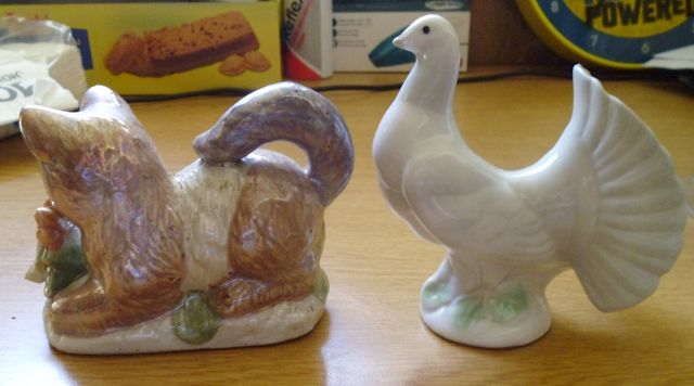 Figuras de cerámica una paloma y un gatito