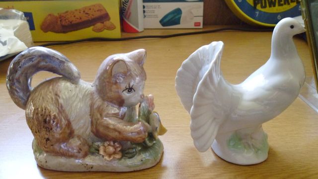Figuras de cerámica una paloma y un gatito