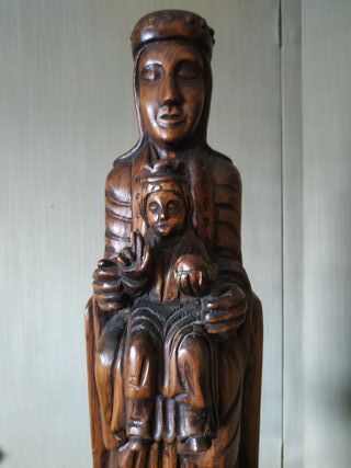 48 CM. VIRGEN  MADERA ESTILO ROMÁNICO.