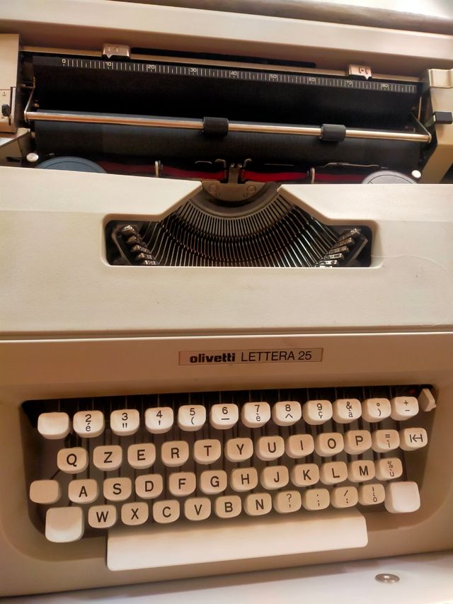 Macchina da scrivere Olivetti lettera 25