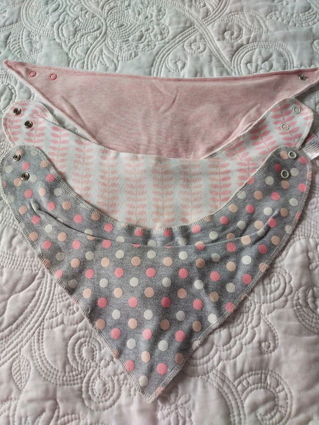 Toalla bebé + 3 baberos bandana