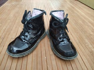 Botas niña charol nº 28