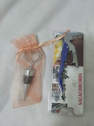 sacacorchos y tapón botella