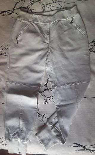 3 Pantalones, 2 cuero Mango.
