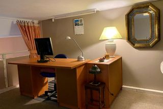 Mesa de escritorio de madera con cuatro cajones