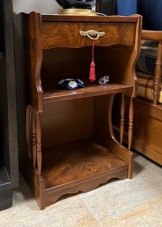 Juego de dos mesitas de noche de madera marrón