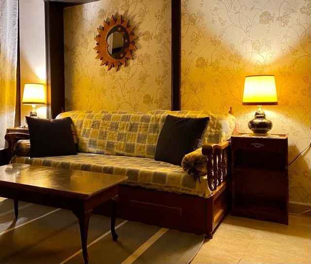 Juego de dos mesitas de noche de madera marrón