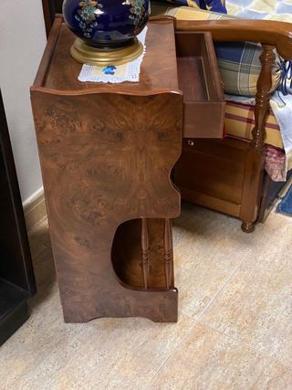 Juego de dos mesitas de noche de madera marrón