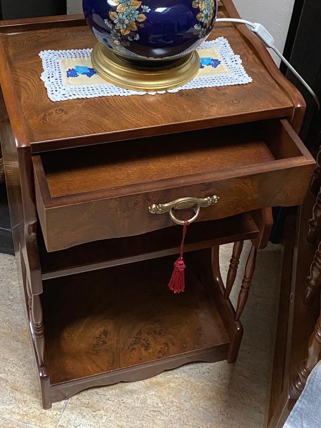 Juego de dos mesitas de noche de madera marrón