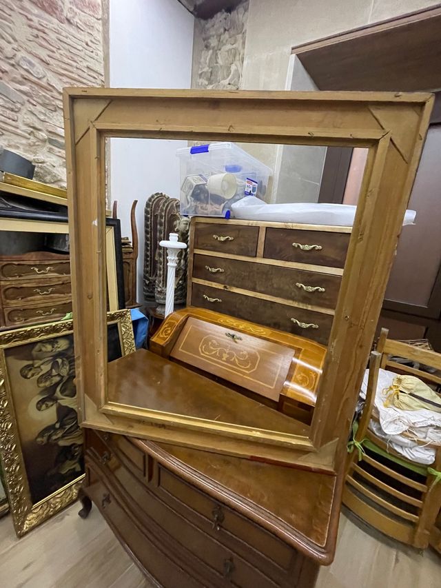 Marco antiguo de madera, con rosetones