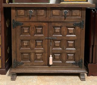 Mobili castigliani in legno marrone scuro