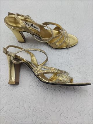 Sandalias doradas tacón