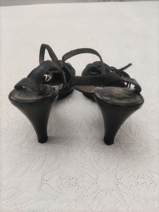 Sandalia negra tacón