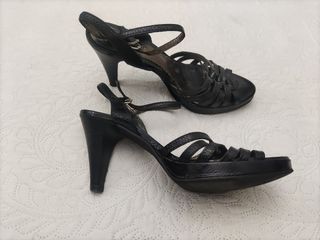 Sandalia negra tacón