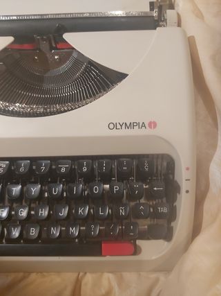 Máquina de escribir portátil OLYMPIA