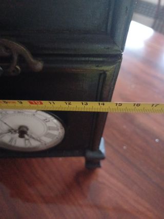 Caja de madera  con reloj