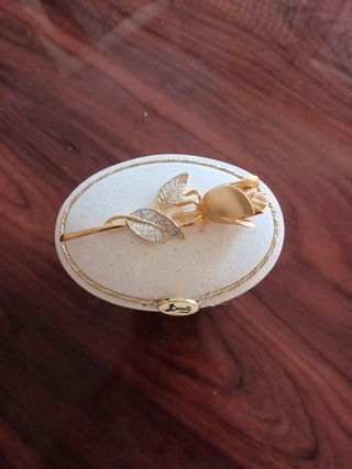 cajita dorada con flor