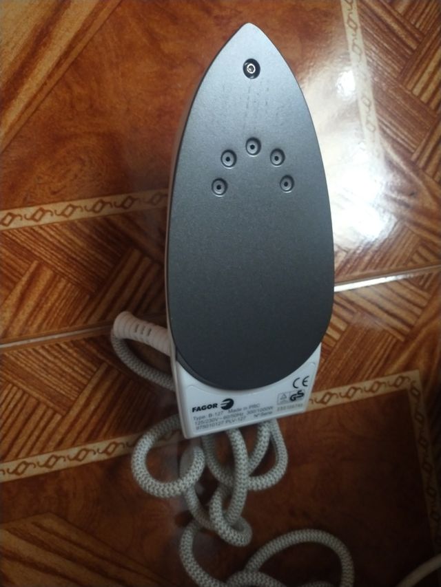 plancha de viaje. Marca Fagor.