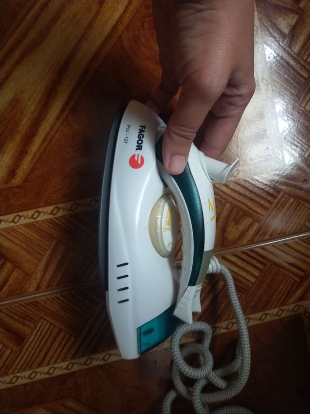 plancha de viaje. Marca Fagor.