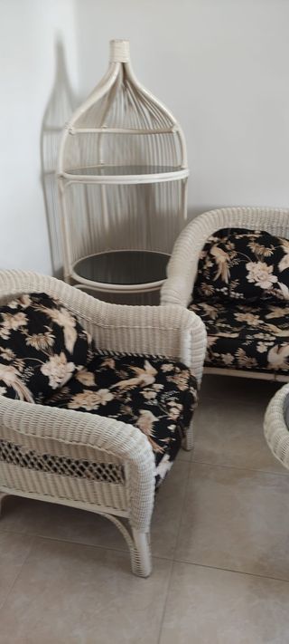 Conjunto de mimbre blanco.
Sofá,butacas,mesa,estan