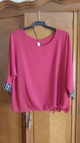 Blusa burdeos transparente con forro de tirantes.
