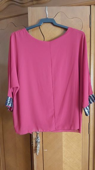 Blusa burdeos transparente con forro de tirantes.