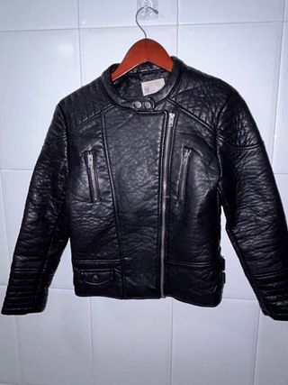 Cazadora negra polipiel Zara