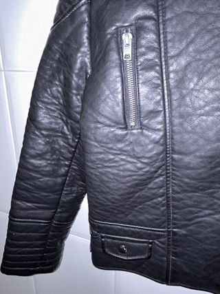 Cazadora negra polipiel Zara