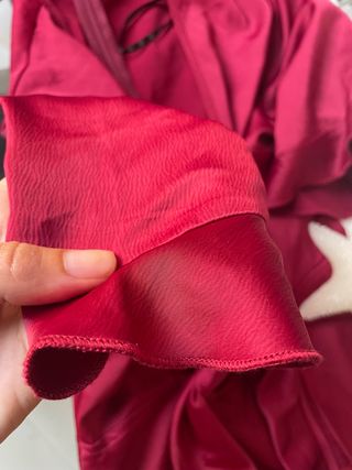 Mono Missguided rojo satén nudo escote