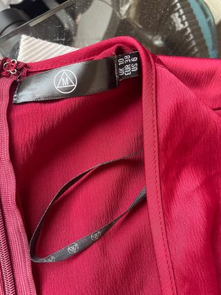 Mono Missguided rojo satén nudo escote