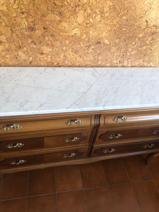 Cómoda de dormitorio antiguo con tablero de mármol