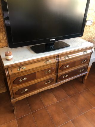 Cómoda de dormitorio antiguo con tablero de mármol