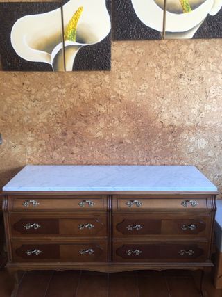 Cómoda de dormitorio antiguo con tablero de mármol