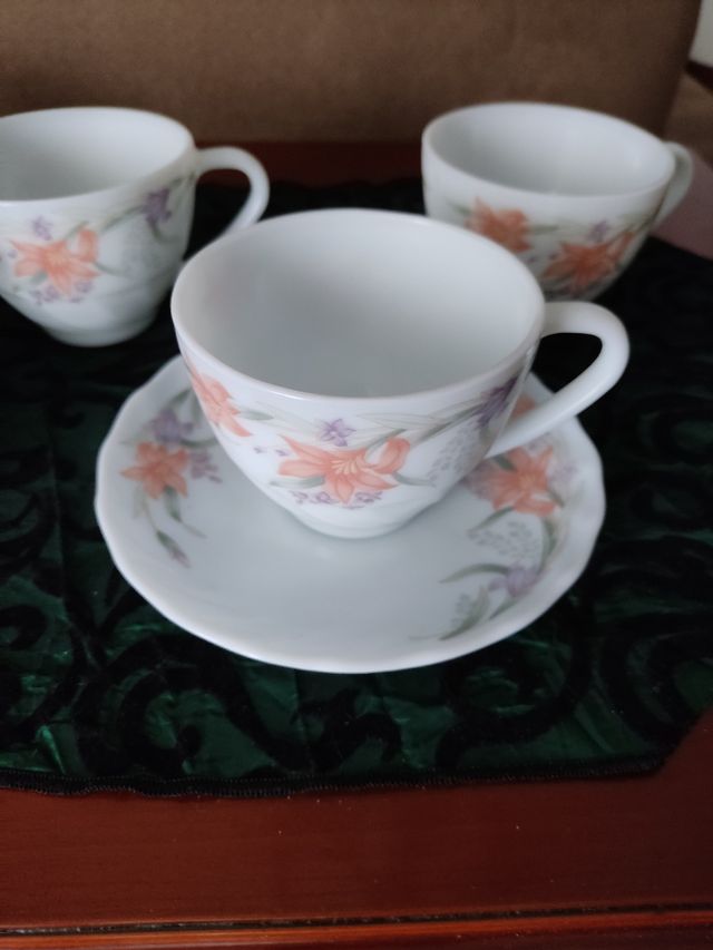 5 Tazas con platos y lechera