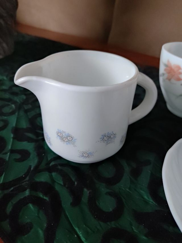 5 Tazas con platos y lechera