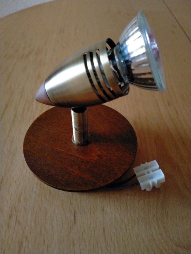 aplique pared EN MADERA (no es plástico) y metal.