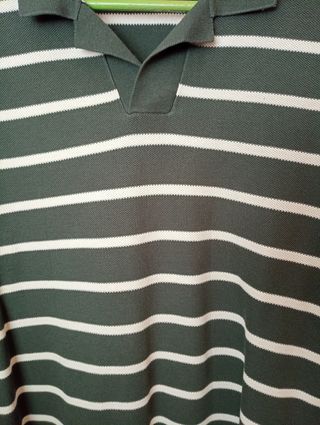 polo verde y blanco