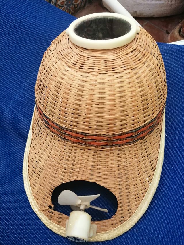 Cappello con ventilatore ad energia solare.