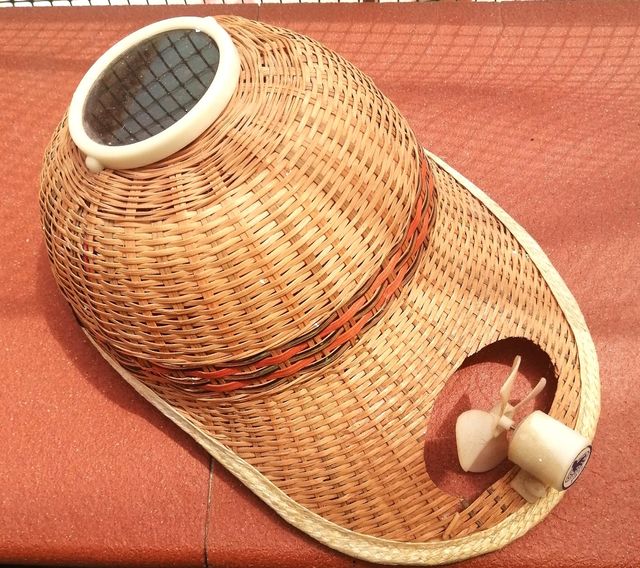 Cappello con ventilatore ad energia solare.