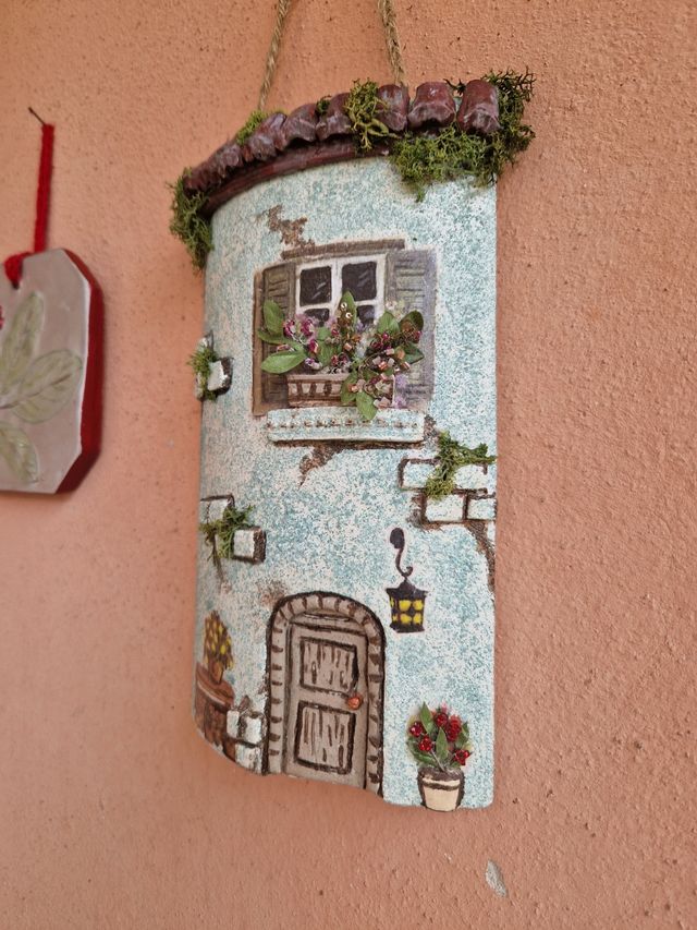 Tegola decorata a mano