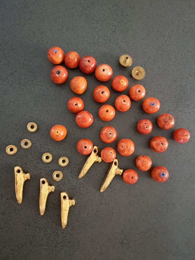 Pietre sferiche di corallo indiano e accessori