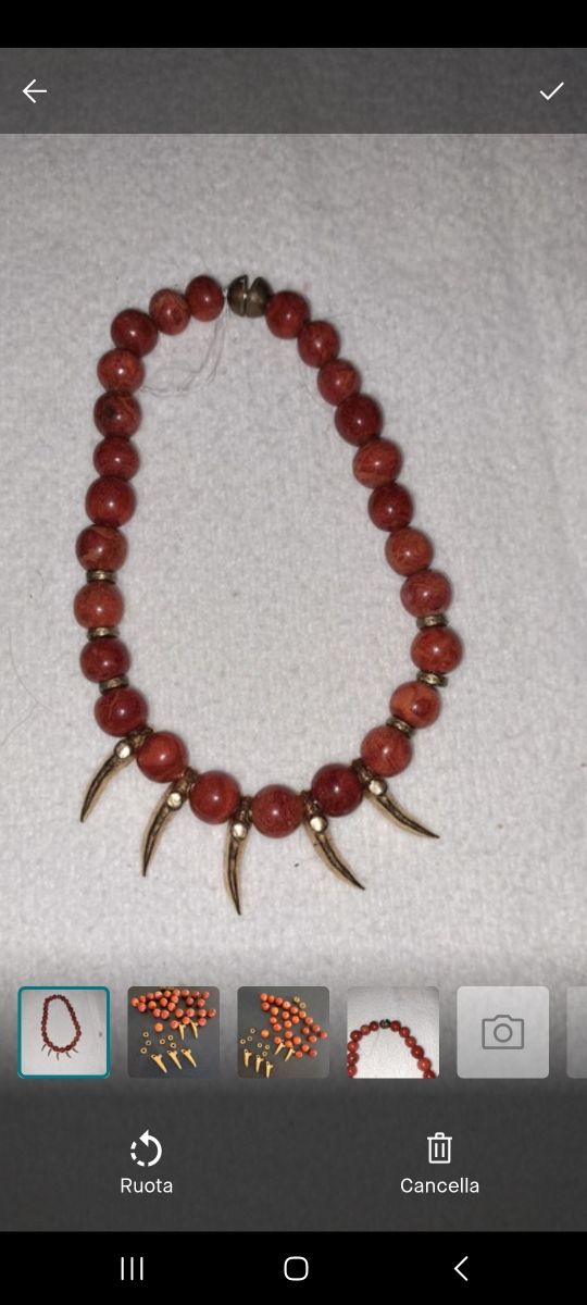 Pietre sferiche di corallo indiano e accessori